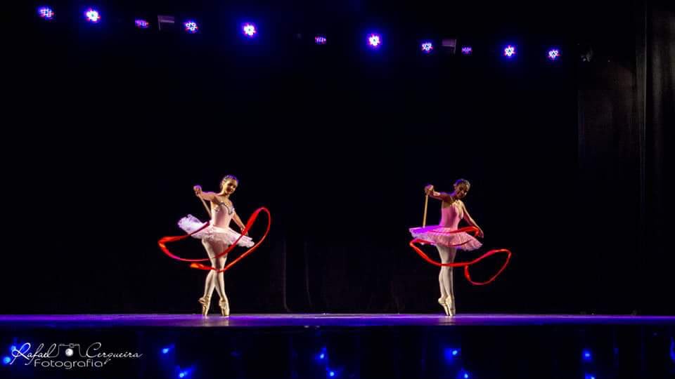 Apresentação infantil com arcos