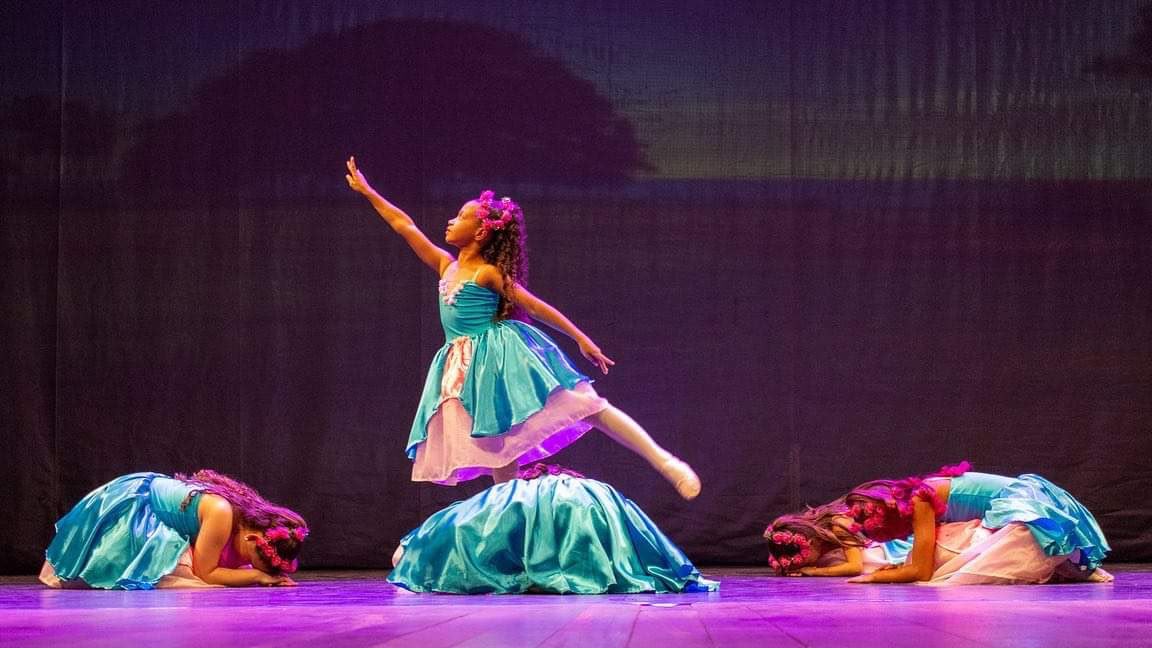 Apresentação infantil em grupo