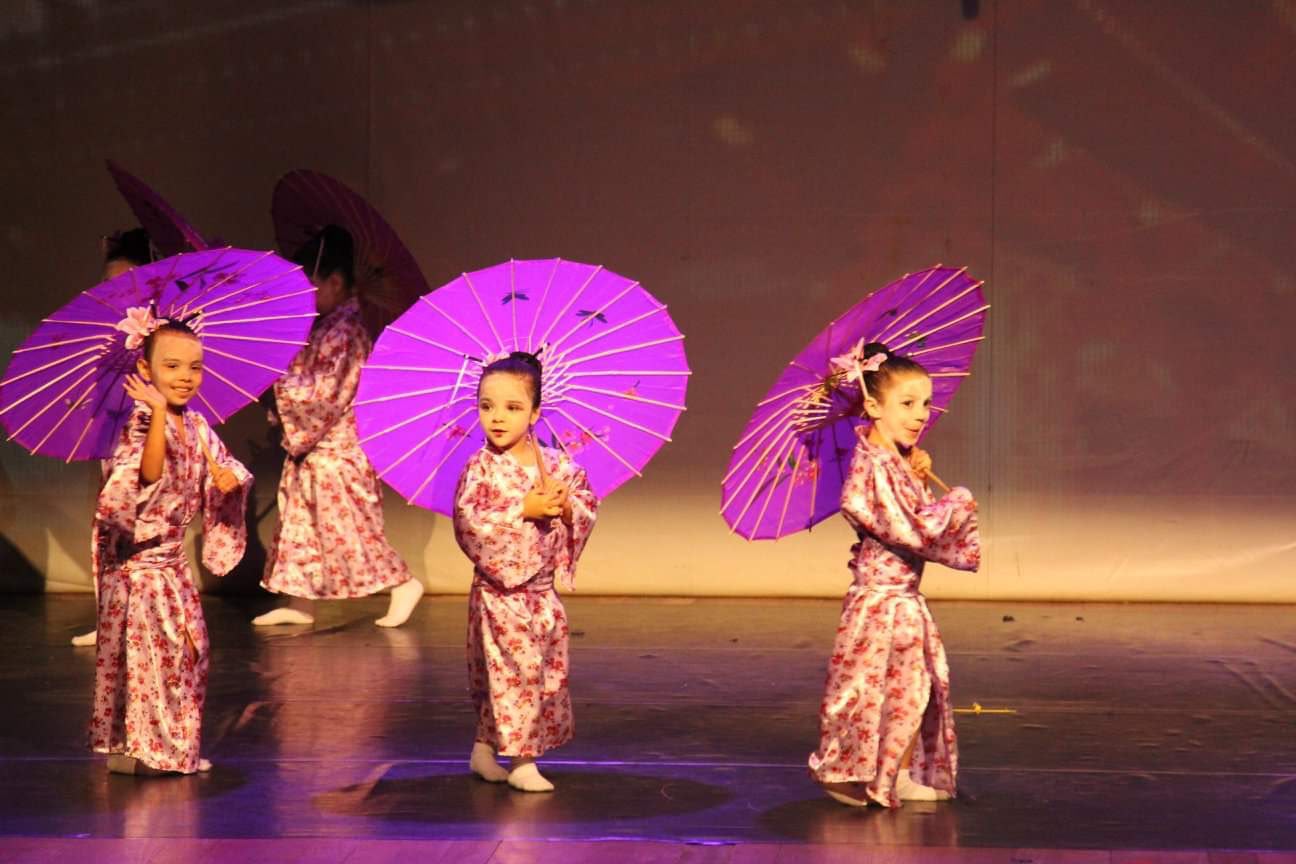 Apresentação infantil com sombrinhas